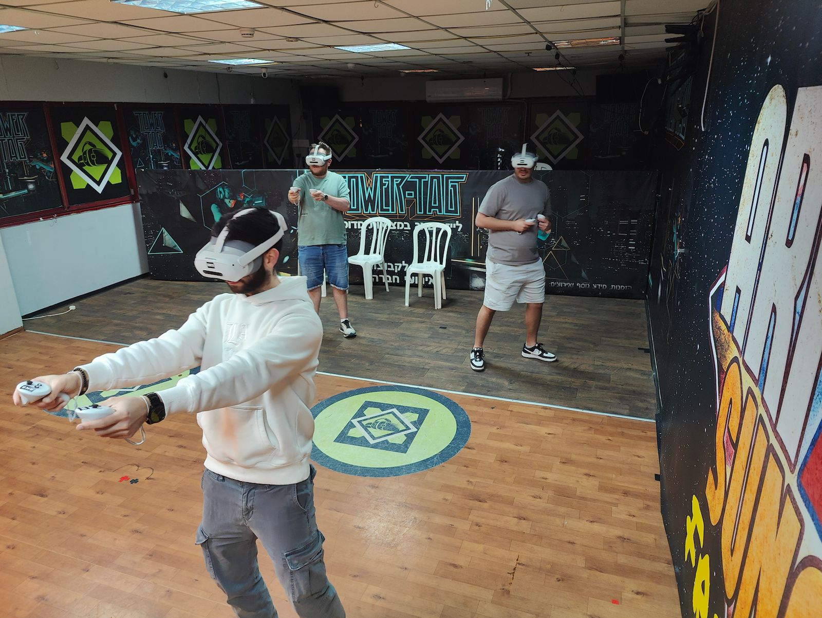 חוויית משחק VR בהליכה חופשית טאוור טאג