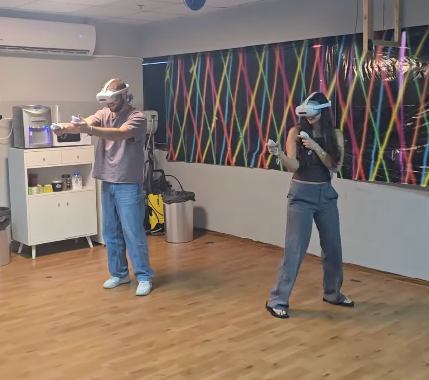 קבוצת שחקנים במשחק Free Roam VR